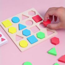 Formaillesztő és építő fajáték kártyákkal