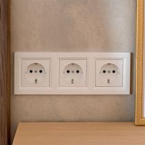 Nova III földelt dugalj fehér kerettel