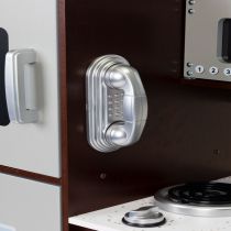 Fa gyerekkonyha szekrényekkel és hűtővel