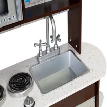 Fa gyerekkonyha szekrényekkel és hűtővel